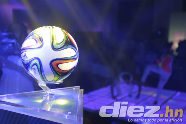 Diunsa presentó el balón oficial del Mundial Brasil 2014.