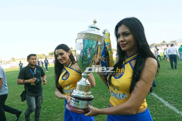 NO VISTE EN TV: La chica del escote, bellezas y ambientazo en el Excélsior