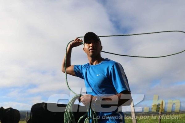 Así es la vida del portero Donis Escober entre ganado en su pueblo natal