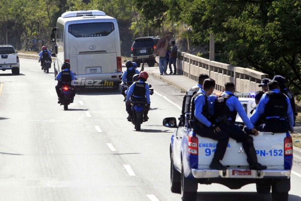 En fotos: El fuerte resguardo policial a Motagua en su viaje a Comayagua