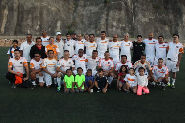 Momento especial: Boniek y 'Muma' comparten con los amigos de la infancia