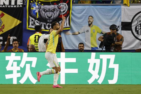 Gesto de Ronaldinho en el regreso de Neymar, show de Vinicius y las brasileñas
