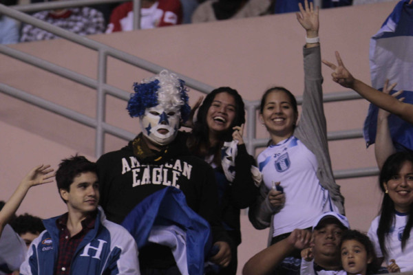 El apoyo de la afición Hondureña ante los Panameños.