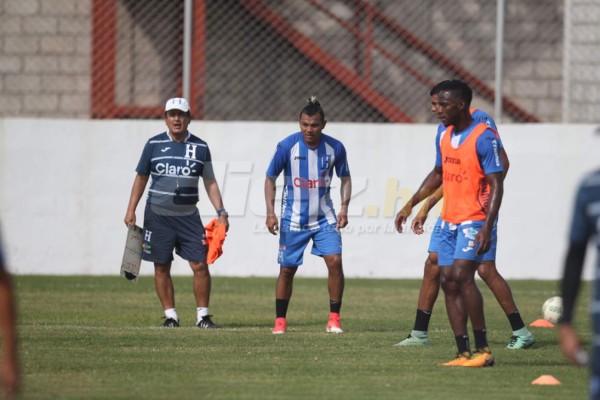 CURIOSAS: El abrazo de Carlo Costly y los que están atrás de Donis Escober