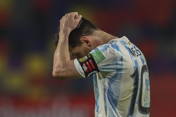 Las duras imágenes de Messi tras empatar contra Chile y así fue captado con Medel luego de su recordada pelea