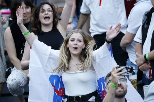 FOTOS: Tristeza de hermosa periodista, la sorpresiva visita a Roma y el júbilo de Inglaterra en la Eurocopa&nbsp;&nbsp;