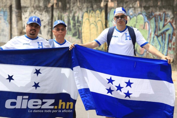 Hondureños y suizos ponen la fiesta en Manaus.