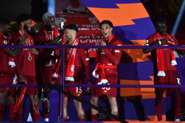 ¡Locura total! El espectacular festejo del Liverpool tras recibir el trofeo de la Premier League