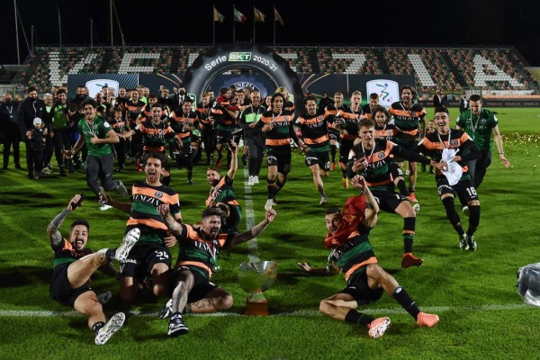 El maravilloso estadio de un club que regresa a la Serie A tras casi 20 años: solo se puede llegar en bote