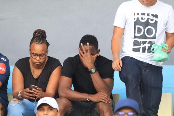 Maynor Figueroa, curioseando el celular a su esposa y Michaell Chirinos viendo a Olimpia