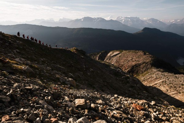 Madrugadas, sin celulares y duermen en cabañas: La extrema pretemporada del Augsburgo