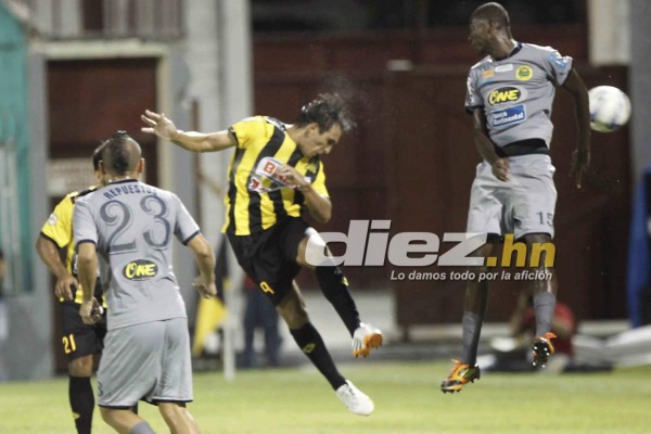 Con triplete de Cardozo Real España vence a Parrillas One.