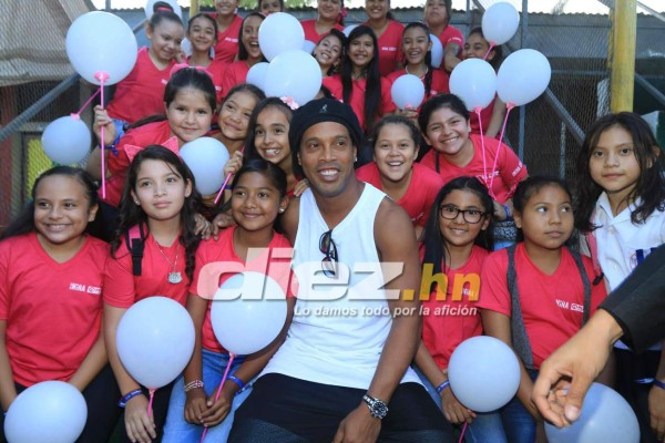 ¡Espectacular! Ronaldinho llevó tremenda felicidad a niños de Honduras