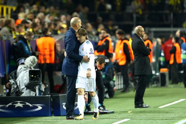 NO VISTE EN TV: La sorpresa de espontáneo a Cristiano y jugador del Dortmund que lo abrazó&nbsp;&nbsp;