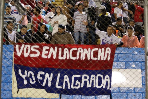 FOTOS: Afición de Olimpia no falla y llena el estadio Nacional