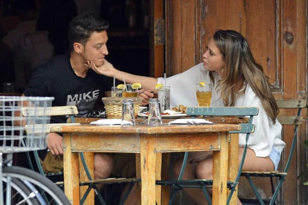 Hermosas novias y esposas de los mejores futbolistas del mundo que han confesado ser infieles