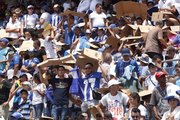 Aficionados hondureños se las ingenian para sofocar el fuerte calor de San Pedro Sula