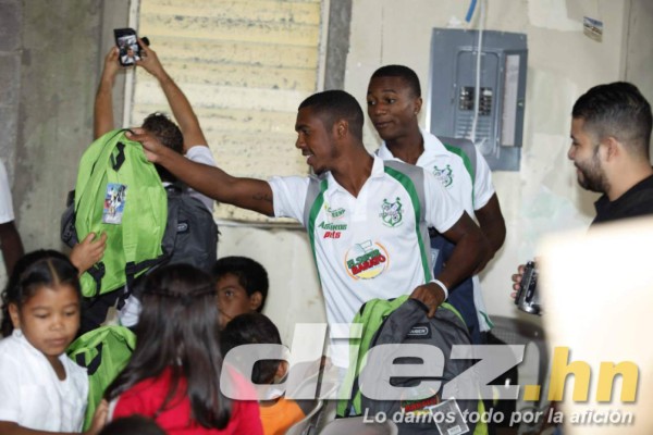 FOTOS: Jugadores del Platense regalan a niños mochilas con útiles escolares