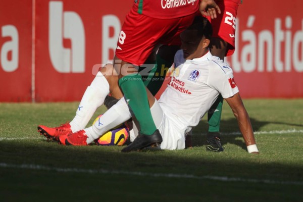 NO VISTE EN TV: Saludo a Vargas, aficionada queda en brasier y niño irrumpe el clásico