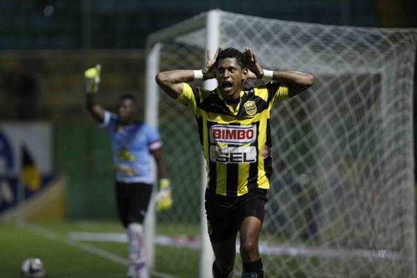 Las camisas que ha defendido Carlo Costly en su carrera