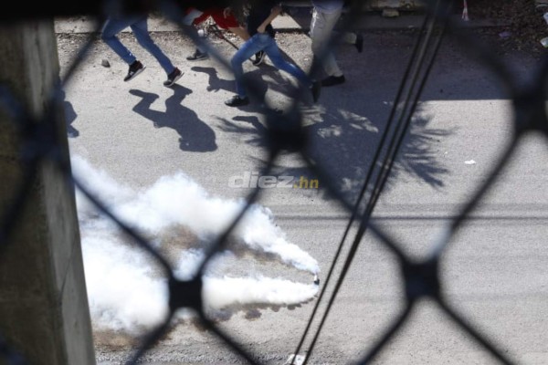 Barra de Marathón y olimpistas vestidos de civiles se agarran a pedradas afuera del Yankel