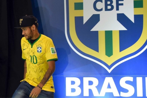 Neymar visitó a sus compañeros la concentración de Brasil.