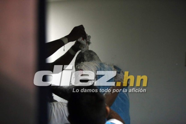 ¡Qué bromita! Jugadores del Olimpia bañan de huevo y harina a Estupiñán&nbsp;&nbsp;