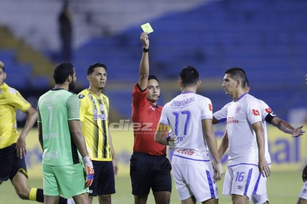 Lluvia de golpes y manotazos en el Olimpico entre jugadores de Real España y Olimpia