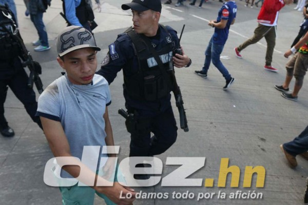 EN FOTOS: Enfrentamiento violento entre barras de Olimpia y Motagua