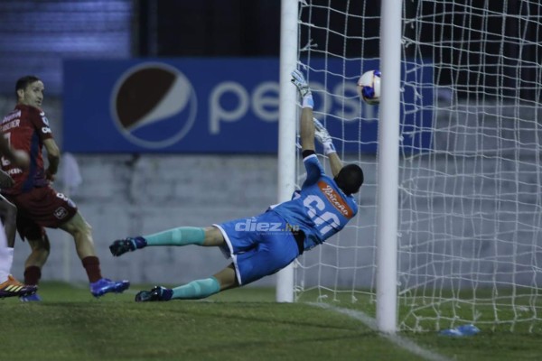 Futbolista sale mareado y vomitando, un portero improvisado y Omar Rosas con su espectacular festejo