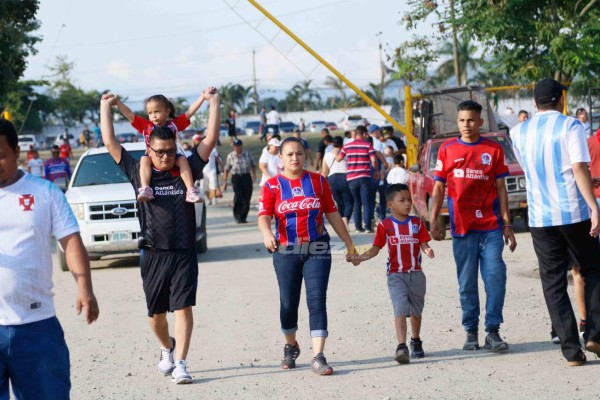 ¡Colorido ambiente! Afición del Olimpia regresa en familia a ver al León en el Olímpico