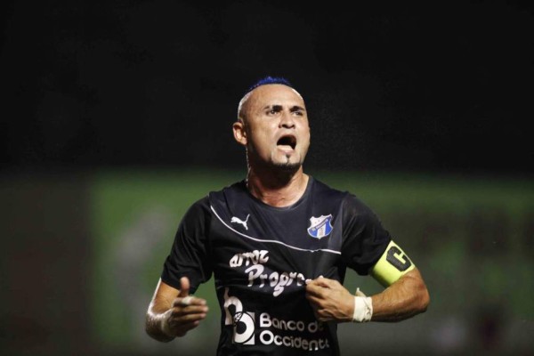 Rambo de León, el rey: Los futbolistas hondureños con más equipos en toda su carrera