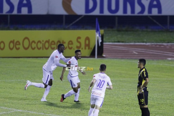 Fotos: ¿Por qué Jerry Bengtson jugó con mascarilla? Bronca Arboleda-Pírez y el cuidado con los balones