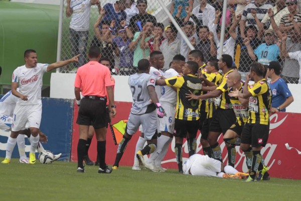 Las fotos más polémicas de los últimos clásicos Real España-Olimpia