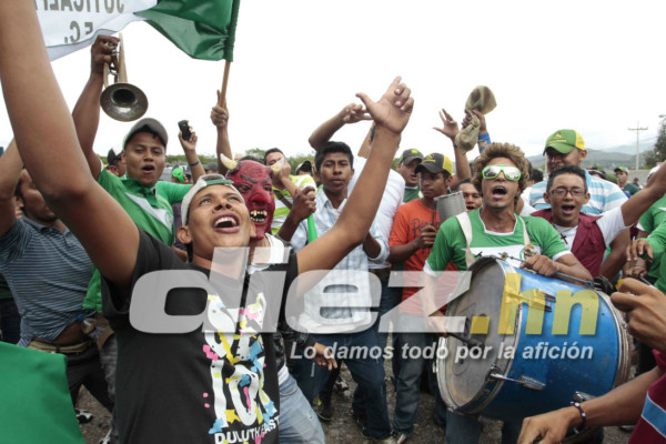 Aficionados del Parrillas One y Juticalpa ponen el ambiente en el estadio Carlos Miranda de Comayagua.