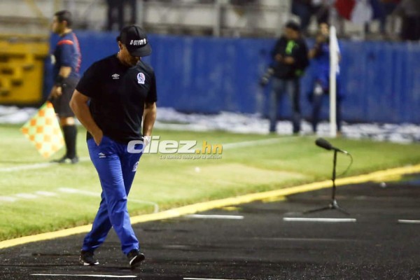 En fotos: Así vivió Pedro Troglio su primer juego dirigiendo al Olimpia