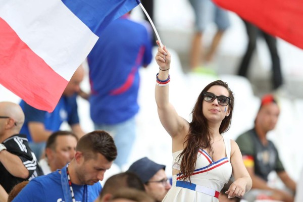 El toque femenino: Las bellezas en el Francia-Alemania