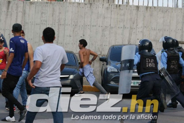EN FOTOS: Enfrentamiento violento entre barras de Olimpia y Motagua
