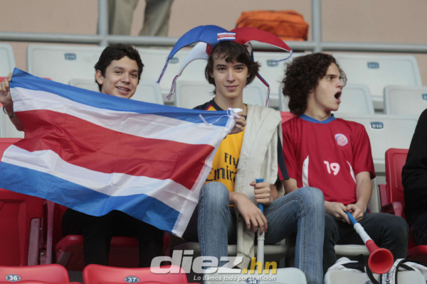 Selección catracha recibe el apoyo su afición en la UNCAF.