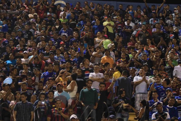 La afición de Motagua se luce al llenar el estadio Nacional