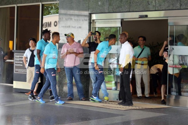 ¿Quién es la chica del tatuaje? Las imágenes de la llegada de Honduras a Houston&nbsp;&nbsp;