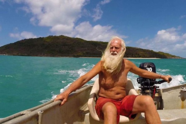 Coronavirus: Perdió toda su fortuna, vive en una isla desierta y revela el secreto para sobrevivir al aislamiento