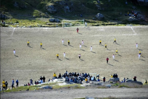 Así es el fútbol en Groenlandia: En medio de icebergs, ballenas y la temporada dura solo siete día