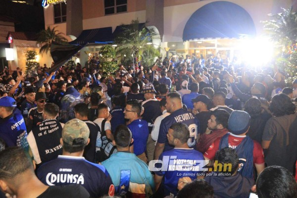 ¡Locura azul! Afición de Motagua y el banderazo previo a la final de la Liga Concacaf