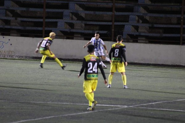Liga de Ascenso: Uniforme del Barcelona, cancha inundada y Maco Mejía dando instrucciones