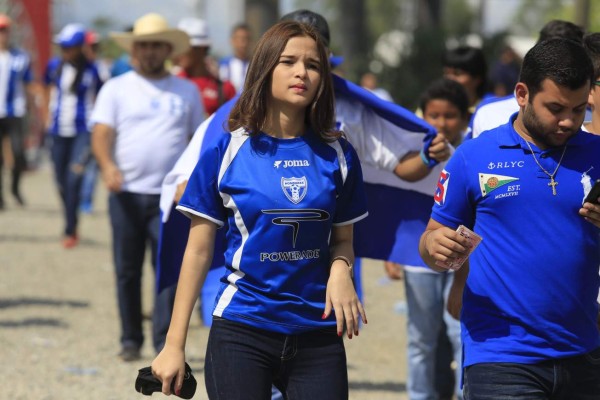 Ellas son las infartantes chicas que engalanaron el Honduras vs Panamá