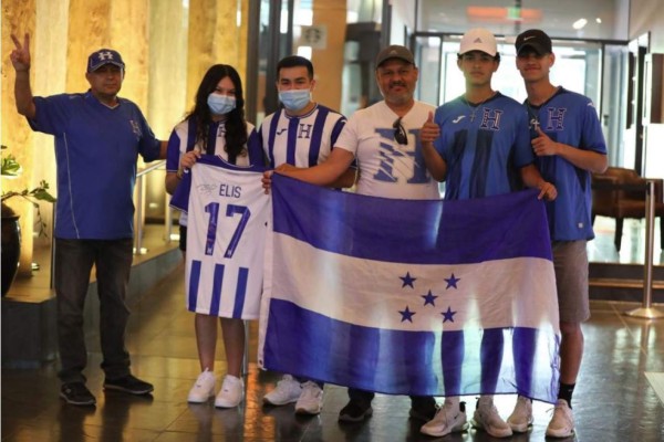 ¡Ambientazo en Denver! Catrachos invaden afueras del Empower Field previo al Honduras-EUA