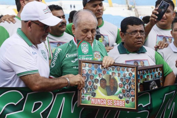Técnico y ser humano ejemplar: Las 20 fotografías imborrables de 'Chelato' Uclés en su paso por el fútbol