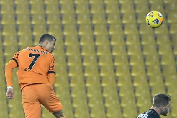 Desafía la gravedad: La secuencia del brutal salto de Cristiano Ronaldo para marcarle al Parma