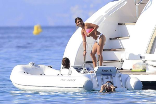 La esposa de Messi, Antonella Roccuzzo sigue deslumbrando en Ibiza